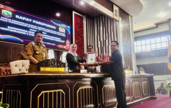 penyerahan dokumen raperda pada rapat paripurna dprd kotabaru membahas bencana ketenagakerjaan dan sampah