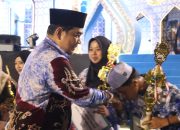 sekda kotabaru menyerahkan piala kepada pemenang mtq ke 56 kotabaru pada acara penutupan