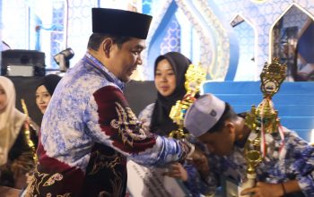sekda kotabaru menyerahkan piala kepada pemenang mtq ke 56 kotabaru pada acara penutupan
