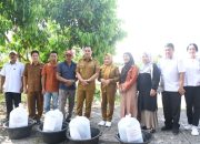 bupati pulang pisau menyerahkan bantuan benih ikan kepada kelompok pembudidaya ikan di desa gohong