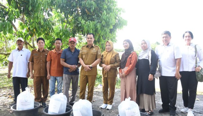 Bupati Pulang Pisau Turun Langsung, Bagikan Bantuan Ikan untuk Warga