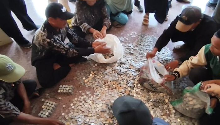 Bawa 3 Karung Uang Receh, Warga Indramayu Justru Ditolak Bupati