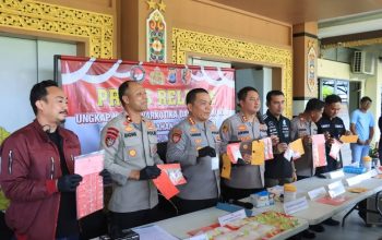 Polisi memperlihatkan barang bukti sabu dan ekstasi dalam pengungkapan jaringan narkoba di pesisir sungai Banjarmasin.