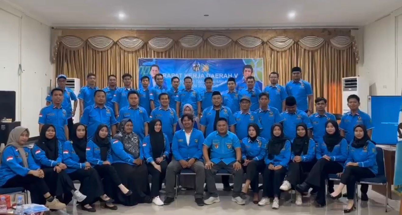 Pengurus KNPI Kalimantan Selatan melakukan foto bersama dalam kegiatan organisasi menjelang pelantikan di Tanah Bumbu.