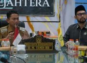 Wali Kota Banjarmasin H. M. Yamin HR berbicara dalam rapat bersama warga membahas banjir rob dan sistem drainase kota.