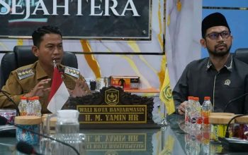 Wali Kota Banjarmasin H. M. Yamin HR berbicara dalam rapat bersama warga membahas banjir rob dan sistem drainase kota.