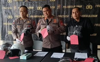 Petugas Polresta Sleman memperlihatkan barang bukti helm dan pakaian dalam kasus pelajar tewas akibat lemparan batu di Seyegan.