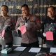 Petugas Polresta Sleman memperlihatkan barang bukti helm dan pakaian dalam kasus pelajar tewas akibat lemparan batu di Seyegan.