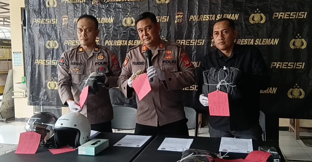 Petugas Polresta Sleman memperlihatkan barang bukti helm dan pakaian dalam kasus pelajar tewas akibat lemparan batu di Seyegan.