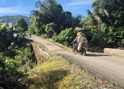 pengendara melintas di jembatan rusak bajuin tanah laut