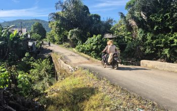 pengendara melintas di jembatan rusak bajuin tanah laut