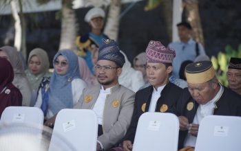 h syabani rasul memakai pakaian adat abu abu hut tanah bumbu ke 23
