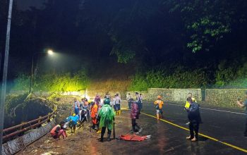 petugas evakuasi longsor cadas pangeran sumedang malam hari