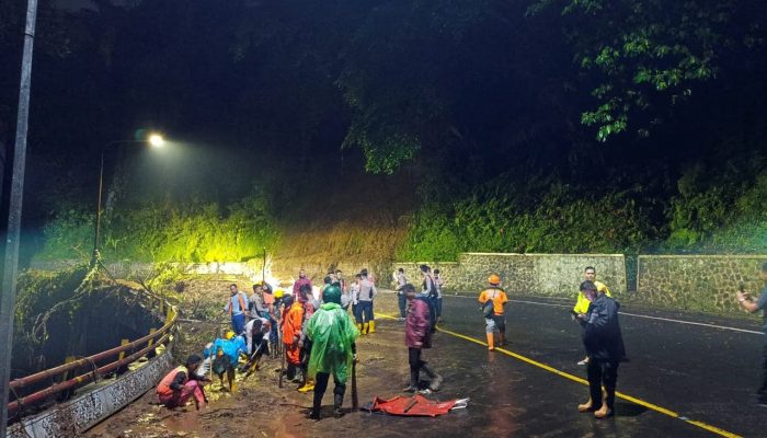 Longsor Tutup Jalur Cadas Pangeran Sumedang, Akses Cirebon–Bandung Lumpuh