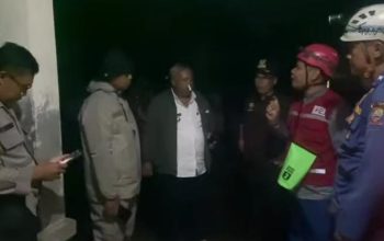 petugas gabungan koordinasi penanganan longsor sumedang malam hari