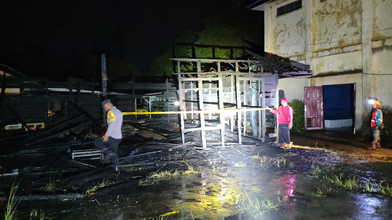 lokasi kebakaran sekretariat karang taruna tabalong garis polisi