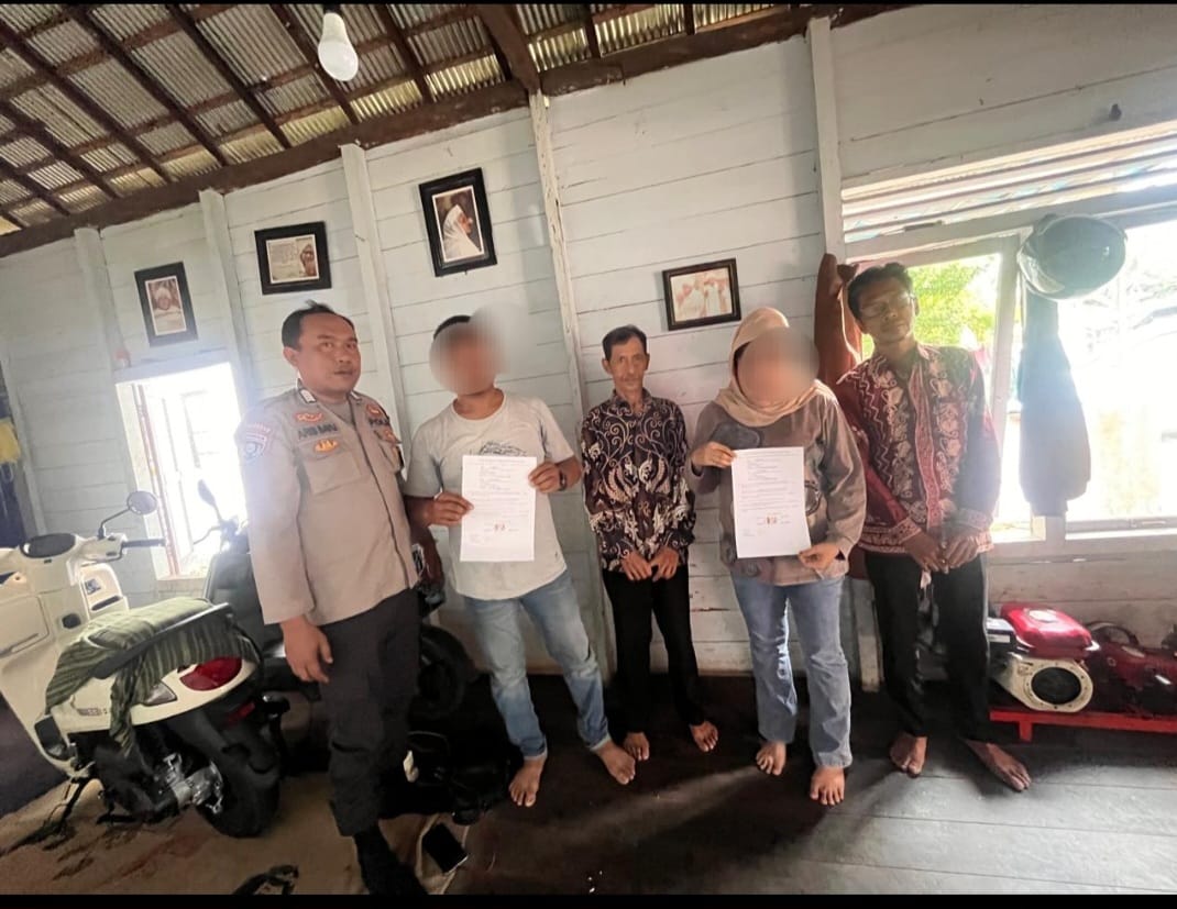 Mediasi konflik rumah tangga oleh Polsek Tanta di Tabalong, kedua pihak menunjukkan surat kesepakatan damai usai problem solving.
