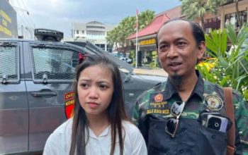 Intan Anggraeni korban penipuan pernikahan didampingi keluarga saat diwawancarai media di Malang.