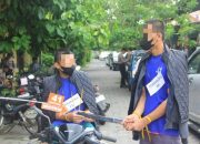 Tersangka memperagakan rekonstruksi pembunuhan di Bantul dengan barang bukti senjata tajam di lokasi kejadian.
