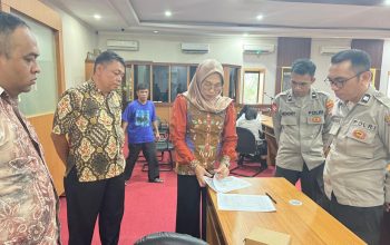 Tim Polda Kalsel memeriksa data kinerja dan beban kerja personel dalam kegiatan evaluasi di satuan wilayah.