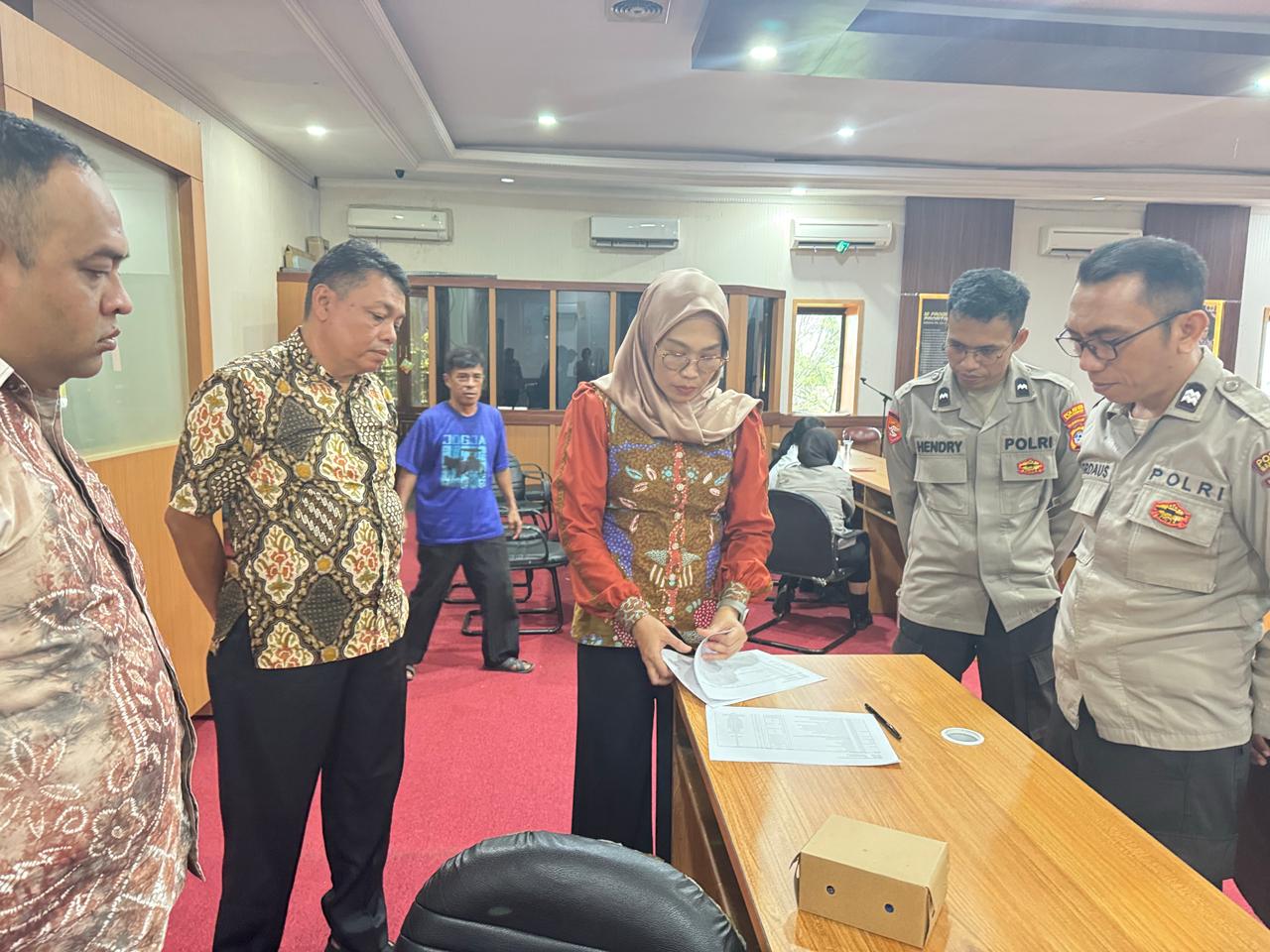 Tim Polda Kalsel memeriksa data kinerja dan beban kerja personel dalam kegiatan evaluasi di satuan wilayah.