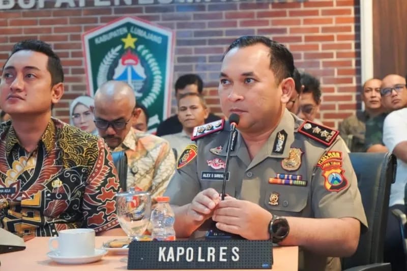 Kapolres Lumajang AKBP Alex Sandy Siregar saat rapat koordinasi stabilitas LPG 3 kg dan BBM di Kantor Bupati Lumajang.