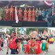 Ket Foto: Bupati Kapuas H Muhammad Wiyatno saat melepas peserta karnaval budaya, Sabtu (11/4/2026) di halaman Rujab Wakil Bupati Kapuas.