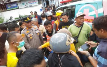 Petugas dan warga mengevakuasi jasad lansia yang ditemukan di Kali Konteng, Sleman, saat kerja bakti membersihkan sampah.