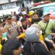 Petugas dan warga mengevakuasi jasad lansia yang ditemukan di Kali Konteng, Sleman, saat kerja bakti membersihkan sampah.