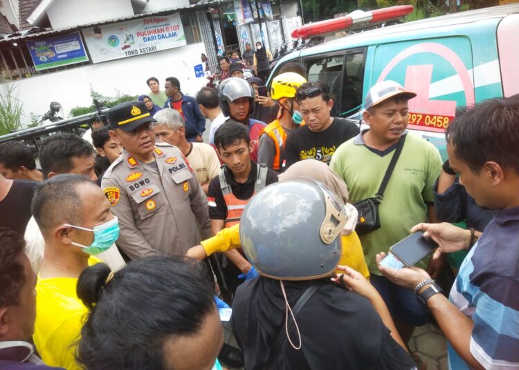 Petugas dan warga mengevakuasi jasad lansia yang ditemukan di Kali Konteng, Sleman, saat kerja bakti membersihkan sampah.