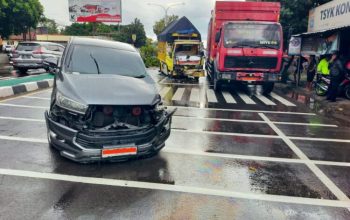 Toyota Innova dan truk mengalami kerusakan setelah tabrakan di Jalan Jogja-Solo depan RS Bhayangkara Sleman.