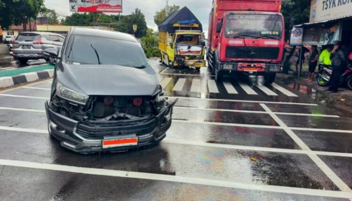 Innova Oleng Tabrak Truk di Jalan Solo Sleman, Dua Pengemudi Terluka