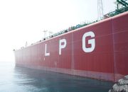 Kapal tanker LPG di fasilitas STS Kalbut Situbondo yang digunakan Pertamina untuk distribusi LPG nasional.
