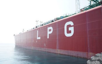 Kapal tanker LPG di fasilitas STS Kalbut Situbondo yang digunakan Pertamina untuk distribusi LPG nasional.