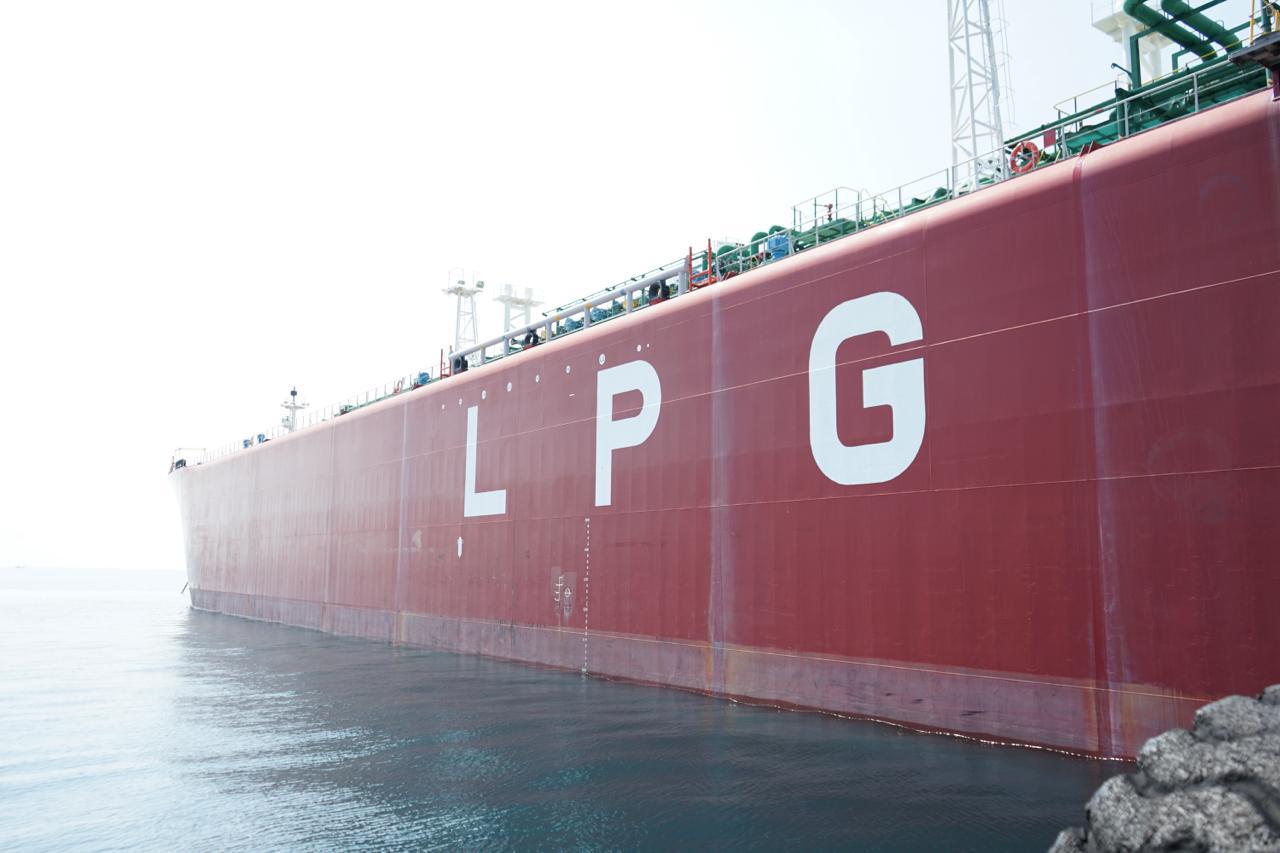 Kapal tanker LPG di fasilitas STS Kalbut Situbondo yang digunakan Pertamina untuk distribusi LPG nasional.