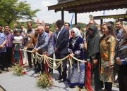 Gubernur Kalimantan Selatan H. Muhidin meresmikan replika Pasar Terapung Tradisional Kalsel di TMII Jakarta.