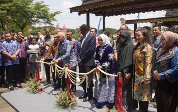 Gubernur Kalimantan Selatan H. Muhidin meresmikan replika Pasar Terapung Tradisional Kalsel di TMII Jakarta.