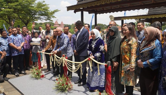 Gubernur Kalsel Resmikan Pasar Terapung di TMII, Dorong Promosi Budaya Banua