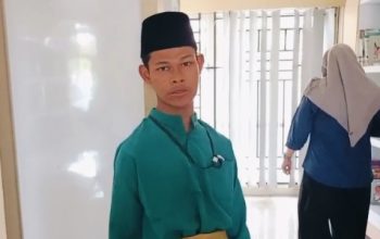 Muhammad Affan siswa SLB Negeri 1 Tanjungpinang saat magang di perpustakaan Raja Muhammad Yusuf Al-Ahmadi.