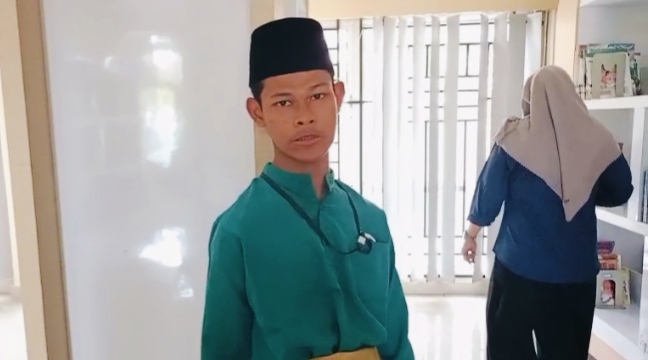 Muhammad Affan siswa SLB Negeri 1 Tanjungpinang saat magang di perpustakaan Raja Muhammad Yusuf Al-Ahmadi.
