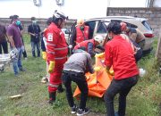 Petugas mengevakuasi jasad pria dari dalam mobil Honda BR-V di lokasi penemuan mayat di Condongcatur, Sleman.