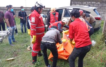 Petugas mengevakuasi jasad pria dari dalam mobil Honda BR-V di lokasi penemuan mayat di Condongcatur, Sleman.