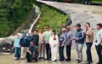 Rombongan diduga terkait Arteria Dahlan berfoto di tikungan jalur Sitinjau Lauik Sumatera Barat.