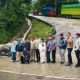 Rombongan diduga terkait Arteria Dahlan berfoto di tikungan jalur Sitinjau Lauik Sumatera Barat.