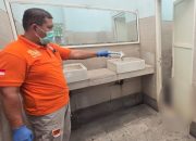 Petugas melakukan olah TKP di toilet umum Taman Bungkul Surabaya setelah seorang pria ditemukan meninggal dunia.