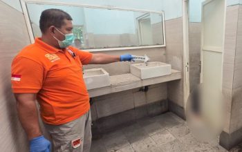 Petugas melakukan olah TKP di toilet umum Taman Bungkul Surabaya setelah seorang pria ditemukan meninggal dunia.