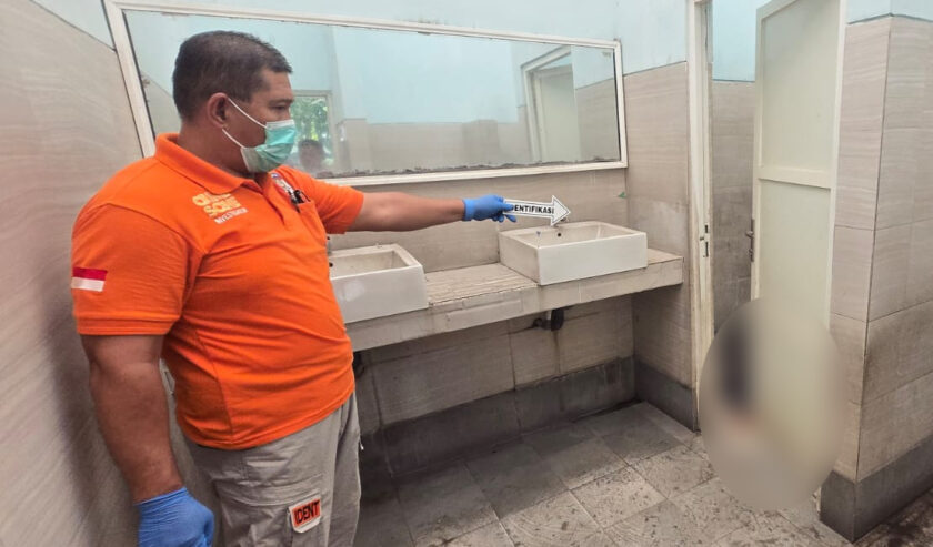 Petugas melakukan olah TKP di toilet umum Taman Bungkul Surabaya setelah seorang pria ditemukan meninggal dunia.