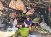 Pedagang berjualan di Pasar Subuh Simpang Empat Tanah Bumbu saat harga cabai turun menjadi Rp100 ribu per kilogram.
