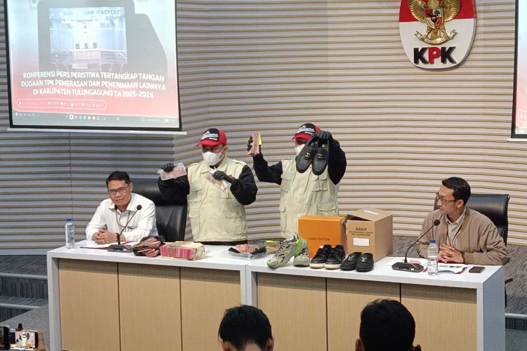 KPK memperlihatkan barang bukti kasus dugaan pemerasan OPD yang menjerat Bupati Tulungagung Gatut Sunu Wibowo