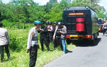 Tim Gegana Polda DIY menangani granat yang ditemukan warga di Dusun Mangunan, Caturharjo, Sleman.